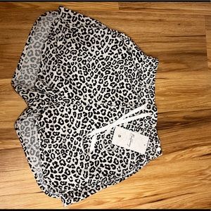 Buffbunny xsmall NWT flo short V2- white leopard